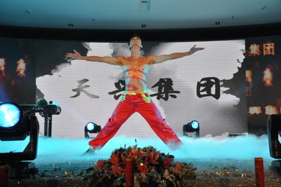 集团公司举办“共创辉煌”迎新春年会(图2)
